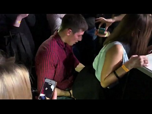 ❤️ Sexe real en una discoteca russa. Noia russa de 18 anys a l'anus i la vagina follada en una discoteca Vídeo sexual a nosaltres ca.kutjeporno.ru